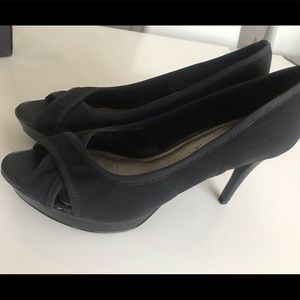 Pre worn Tahari Daliah Pumps Size 7.5